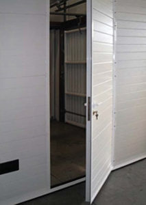 puerta garaje peatonal integrada 3 213x300 6 213x300 - Puertas seccionales