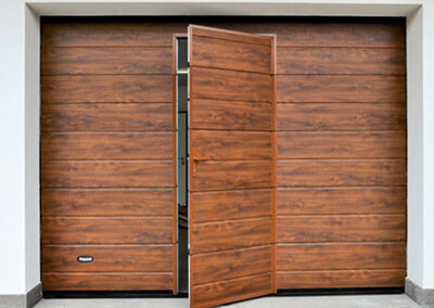 puerta garaje peatonal integrada guadapuerta 300x218 1 400x284 - Puertas seccionales en madera